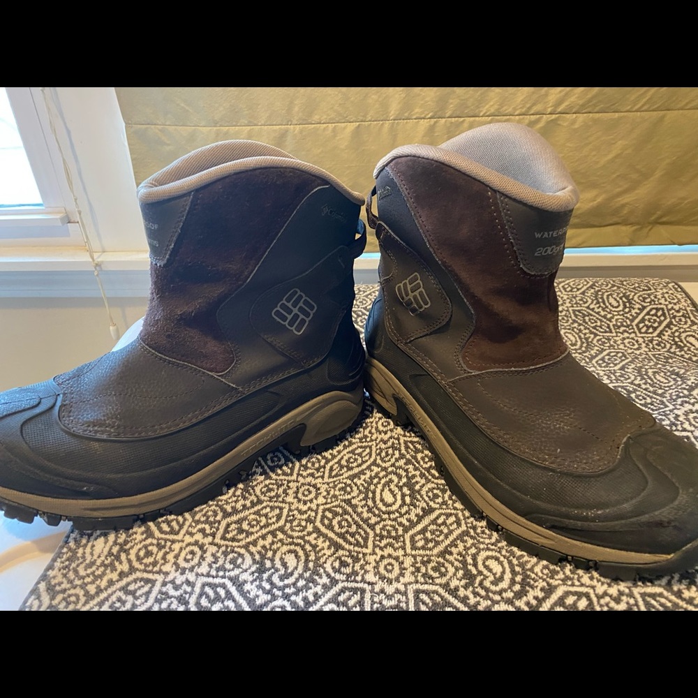 Men’s Columbia boots for snow or cold weather.  Slip on, no shoelaces